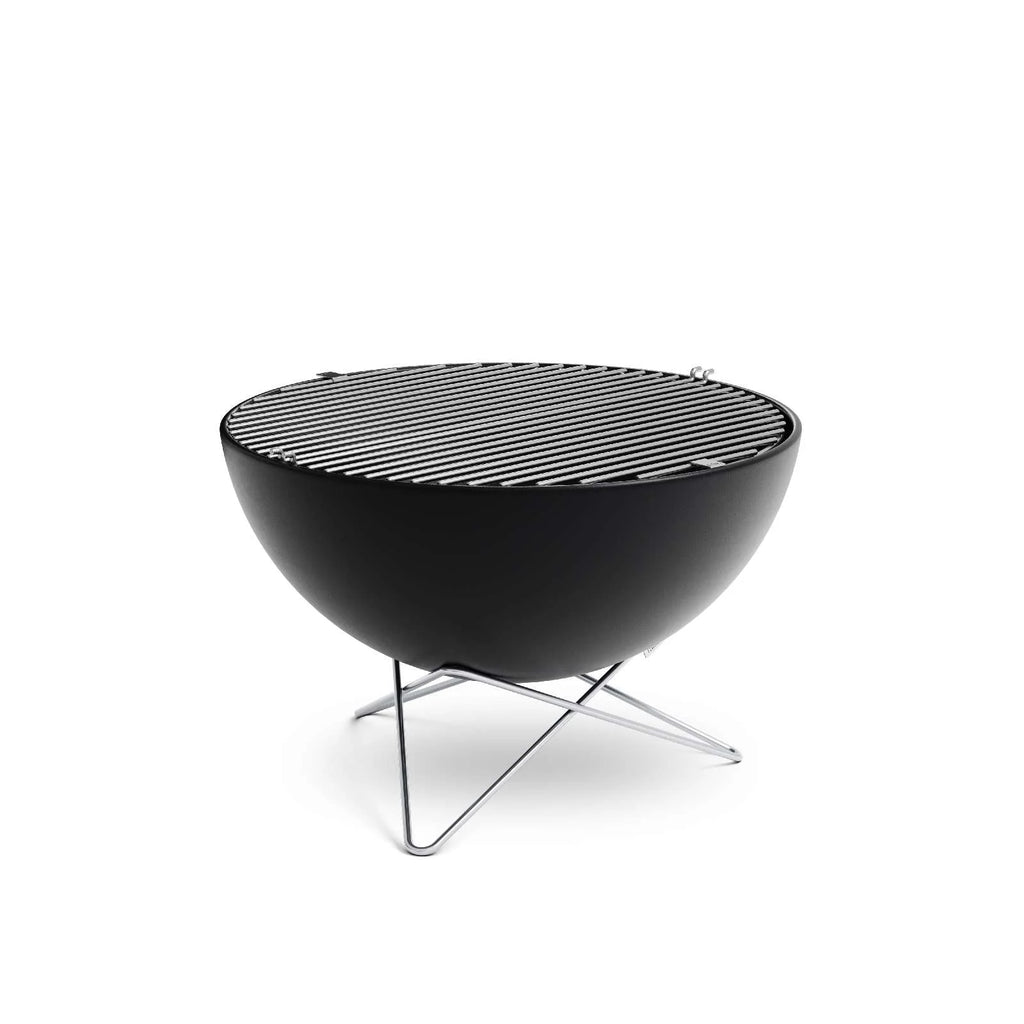 Gril barbecue rond noir avec des pieds en métal et un gril supérieur, conçu par Weber.
