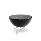 Gril barbecue rond noir avec des pieds en métal et un gril supérieur, conçu par Weber.