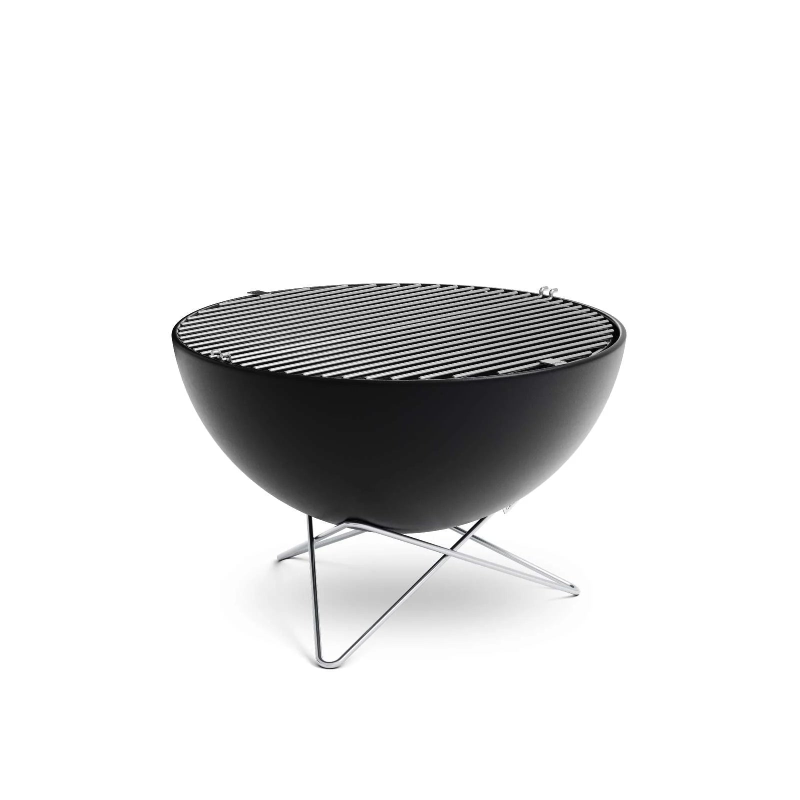 Gril barbecue rond noir avec des pieds en métal et un gril supérieur, conçu par Weber.
