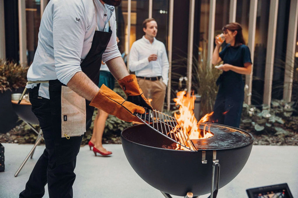 Gril Weber Kettle noir avec flamme orange et grille en métal.