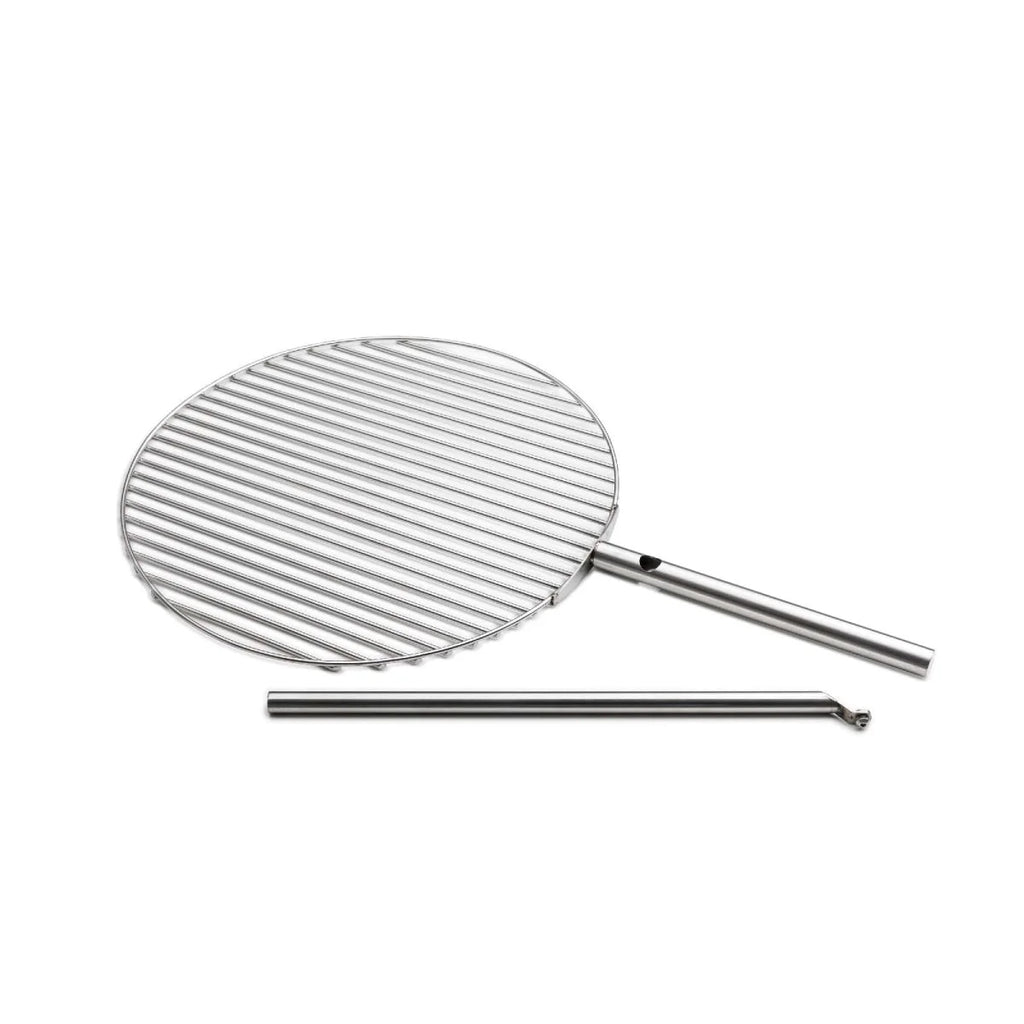 Gril barbecue en acier inoxydable avec manche long et design de grille ronde, couleur argent.