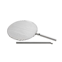 Gril barbecue en acier inoxydable avec manche long et design de grille ronde, couleur argent.