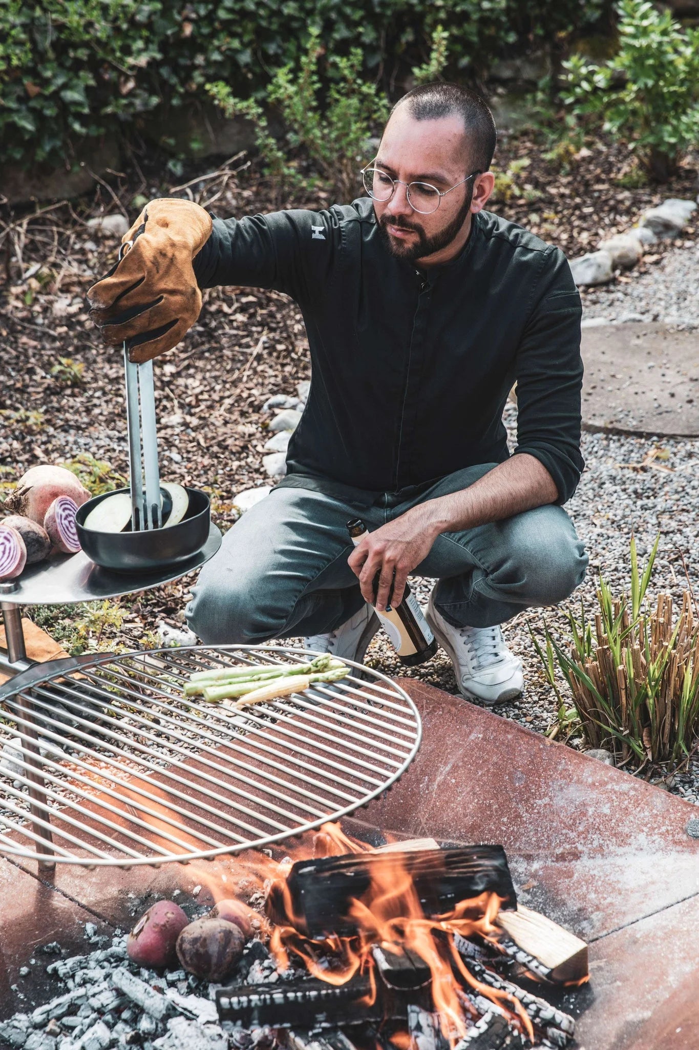 Gril en acier inoxydable avec poignée noire et design de flamme rouge