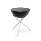 Barbecue au charbon rond noir avec support trépied argenté, design moderne.