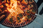 Gril à barbecue avec du tofu et des légumes embrochés sur des flammes. assistant : gril à barbecue mettant en vedette des brochettes grillées de tofu garnies d’herbes vertes, accompagnées de morceaux de légumes carbonisés sur un fond de flammes orange dansantes.