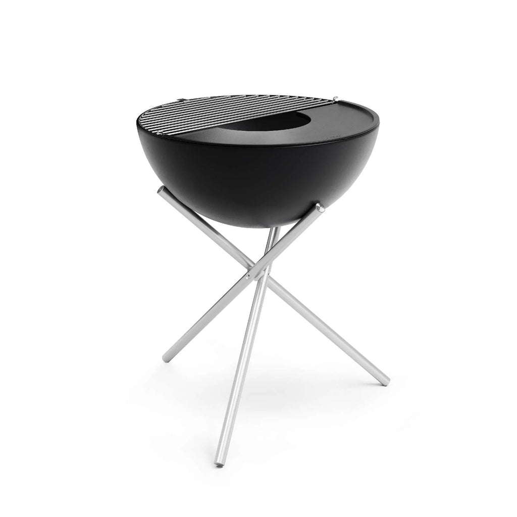 Gril barbecue moderne noir et argent avec un design en forme de bol.