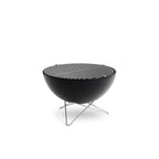 Grill barbecue rond noir avec pieds en métal et gril supérieur, conçu par Weber.