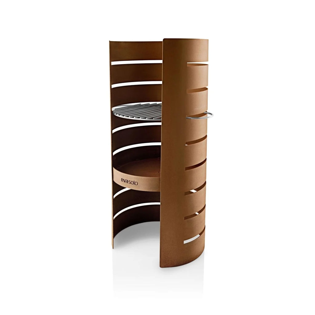 Grille courbée marron avec grille en métal et poignée, probablement faite en acier inoxydable ou en aluminium.