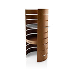 Grille courbée marron avec grille en métal et poignée, probablement faite en acier inoxydable ou en aluminium.