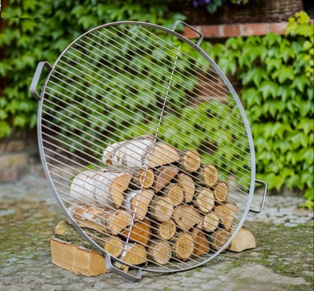 Porte-bûches en acier inoxydable avec design en treillis métallique et poignées noires.