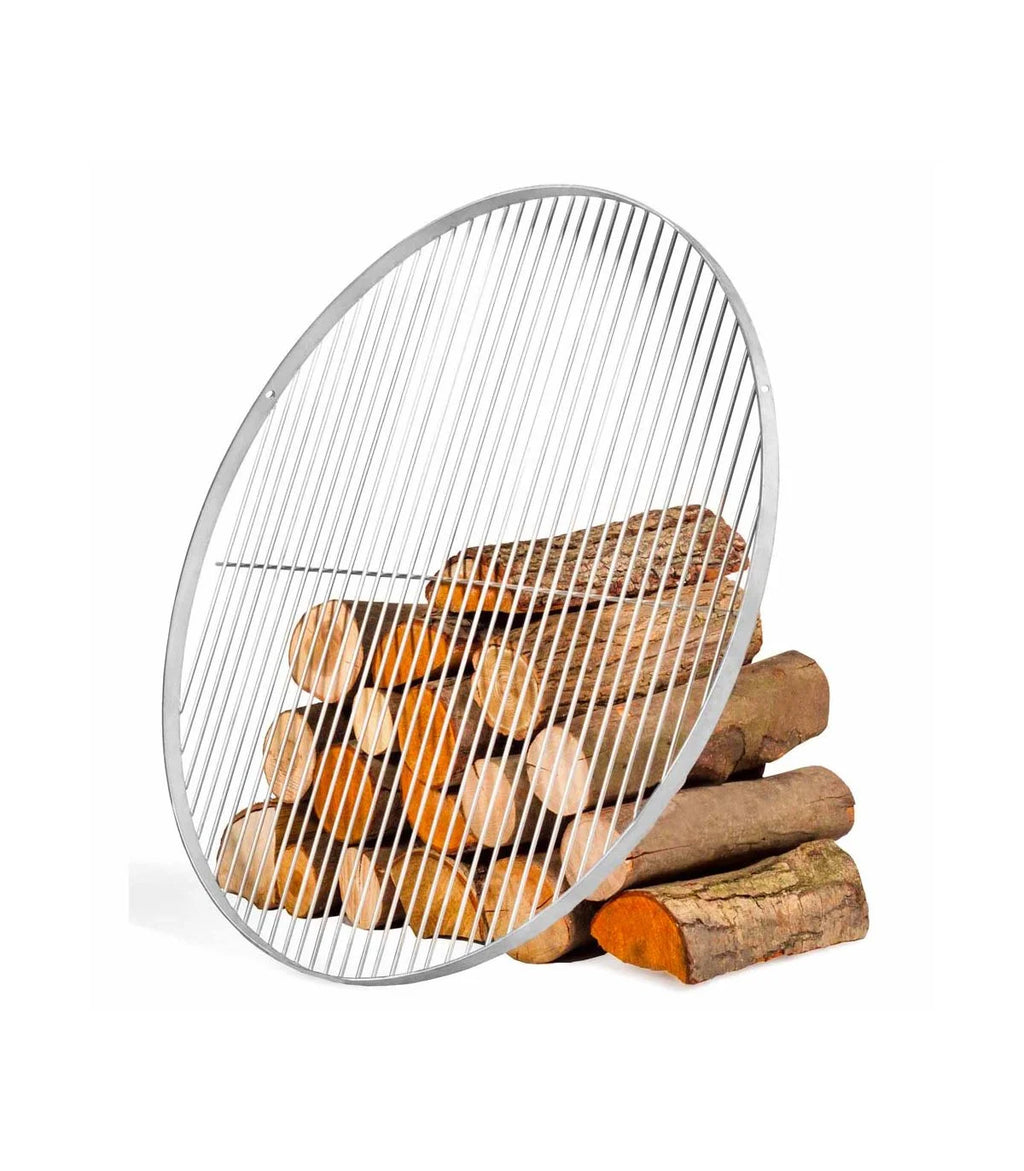 Gril en fil d’argent avec des bûches en bois à l’intérieur.