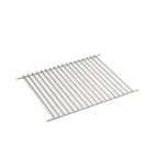 Grille en acier inoxydable avec lattes horizontales et bords arrondis, adaptée à la cuisson en extérieur.