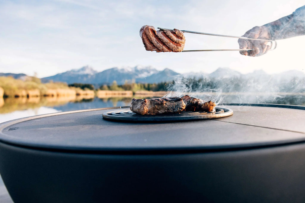 Barbecue au charbon avec une finition noire élégante et une construction en métal robuste.