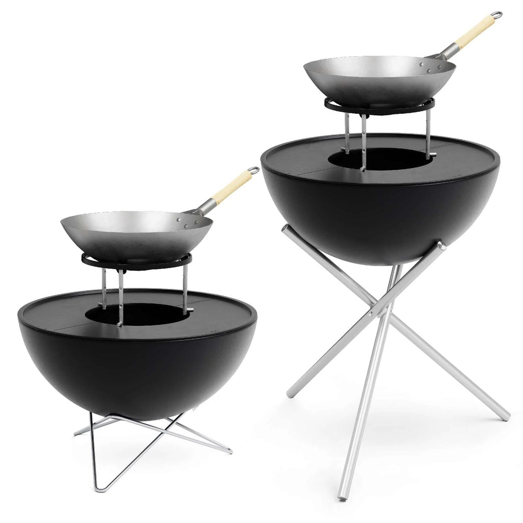 Gril noir en forme de bol avec des pieds en métal et un wok à manche en bois sur le dessus, inspiré du design Kambrook.