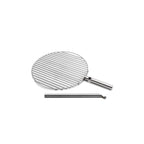 Gril-barbecue en acier inoxydable avec une longue poignée et un motif en grille pour griller les aliments.