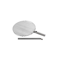 Gril-barbecue en acier inoxydable avec une longue poignée et un motif en grille pour griller les aliments.