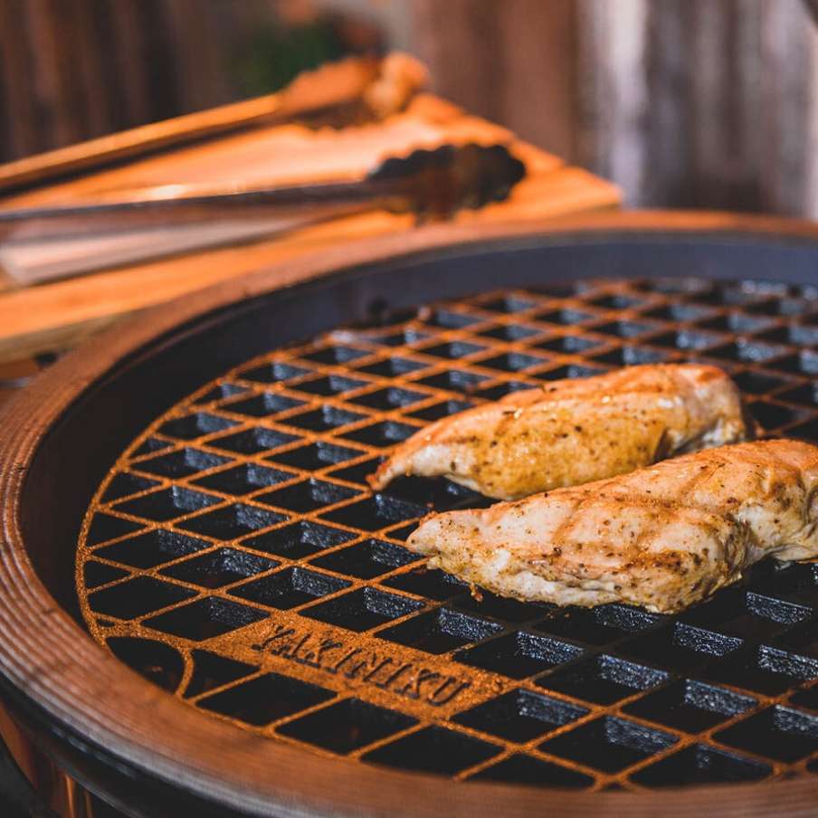 Grille en fonte pour kamado 13 pouces – Yakiniku — mise en situation, vue 4