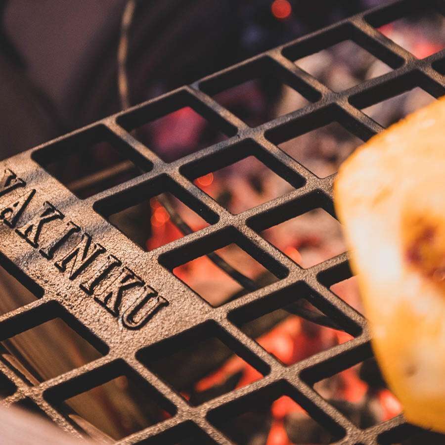 Demi-grille en fonte pour kamado 22 pouces – Yakiniku — mise en situation, vue 4