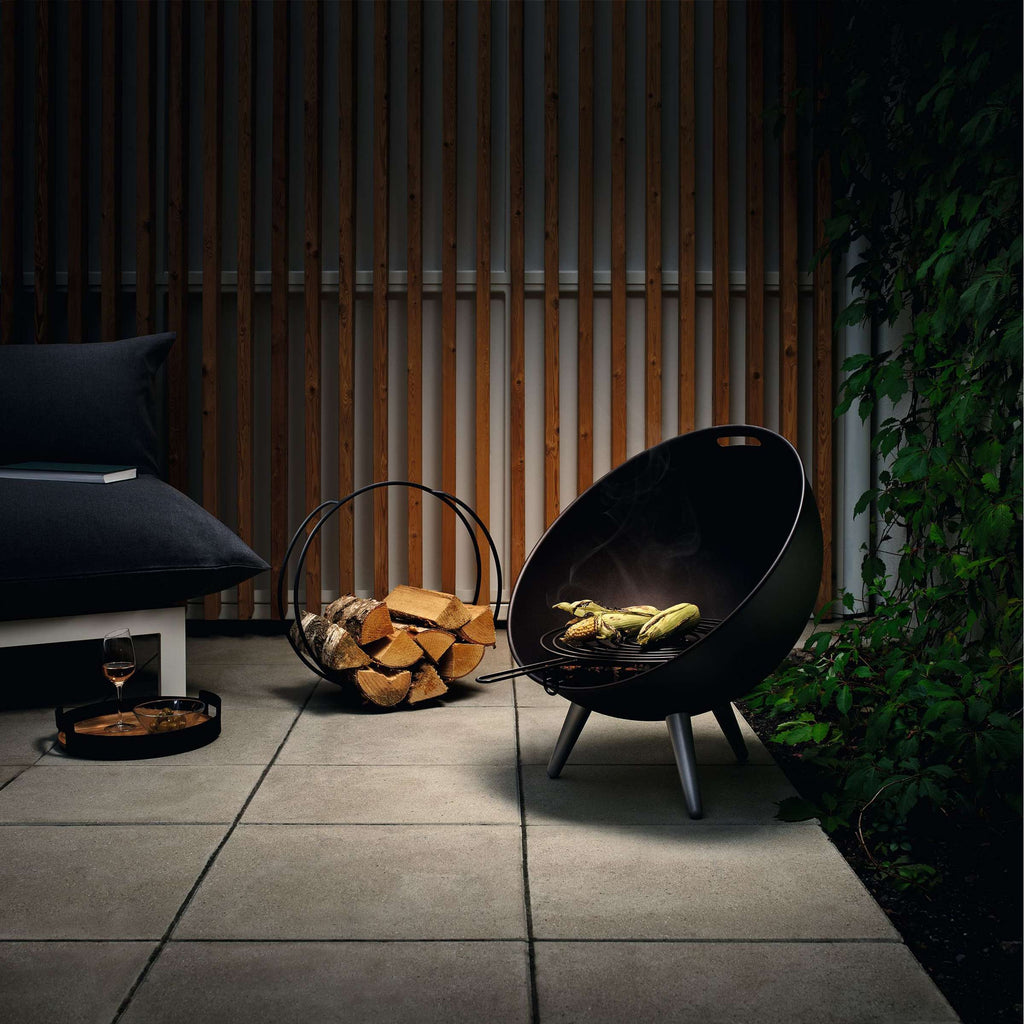 Grille de cuisson métal noir ronde pour brasero - FIREGLOBE dans un jardin