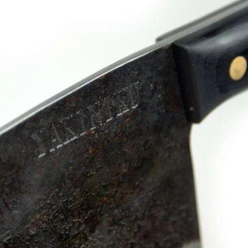 Couteau noir et or avec une lame texturée
