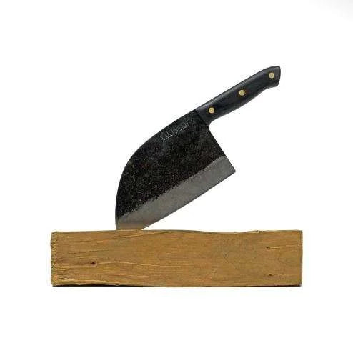 Couteau de chef noir avec manche en bois et lame texturée, probablement en acier forgé.