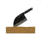 Couteau de chef noir avec manche en bois et lame texturée, probablement en acier forgé.