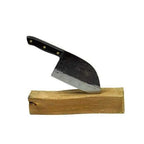 Couteau de chef à manche noir avec lame en argent sur un support en bloc de bois.