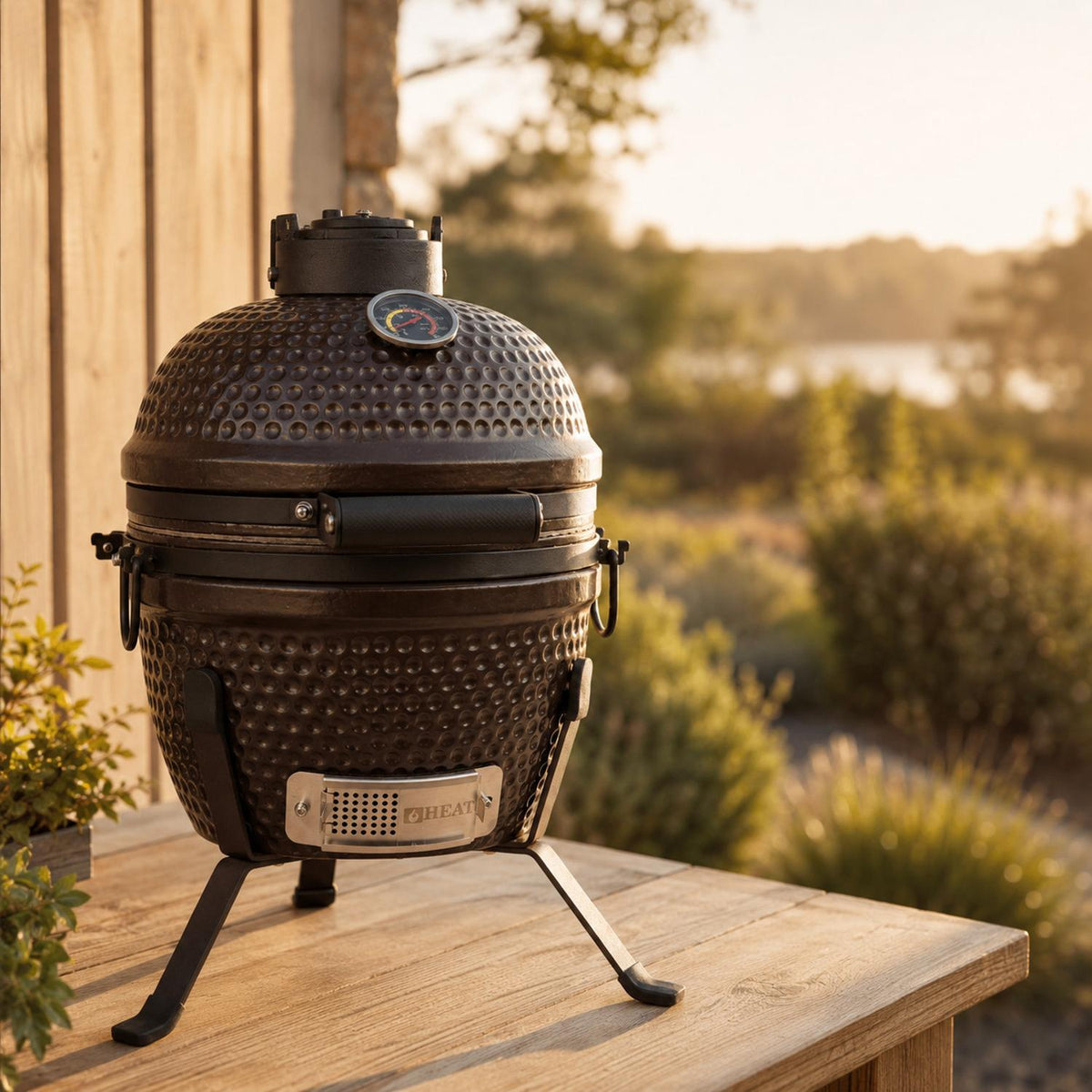 Barbecue kamado céramique 13 pouces brun – HEAT Fyregg — en situation extérieure, vue 4