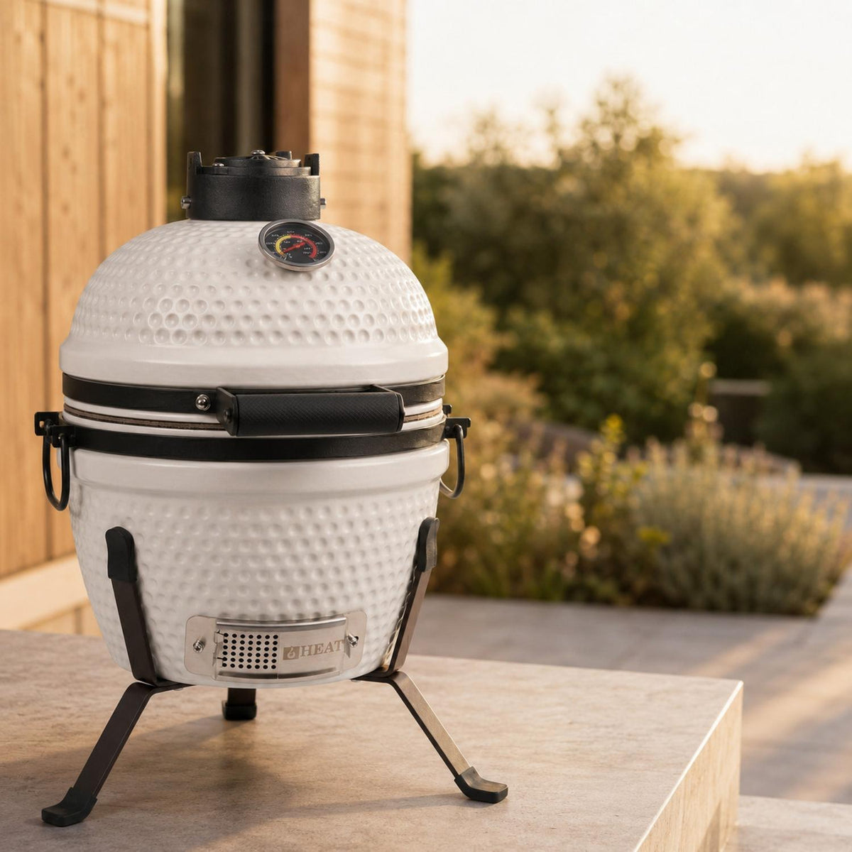 Barbecue kamado céramique 13 pouces blanc – HEAT Fyregg — en situation extérieure, vue 4