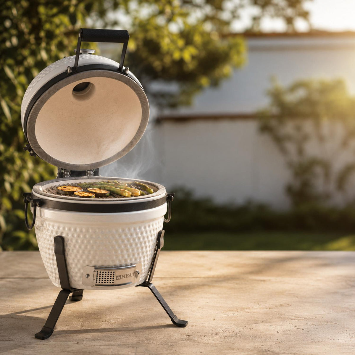Barbecue kamado céramique 13 pouces blanc – HEAT Fyregg — en situation extérieure, vue 5