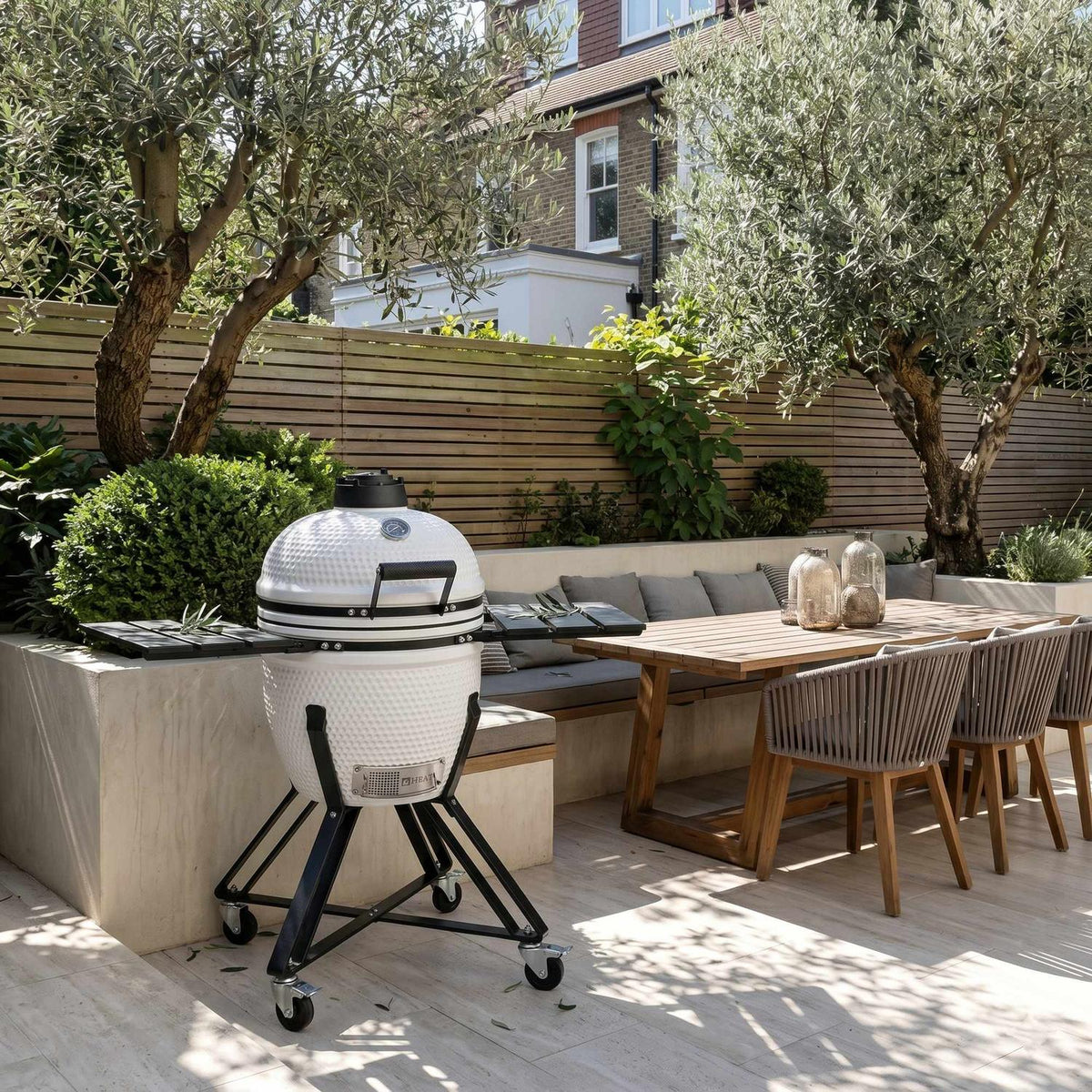 Barbecue kamado céramique 18 pouces blanc – HEAT Fyregg — en situation extérieure, vue 6