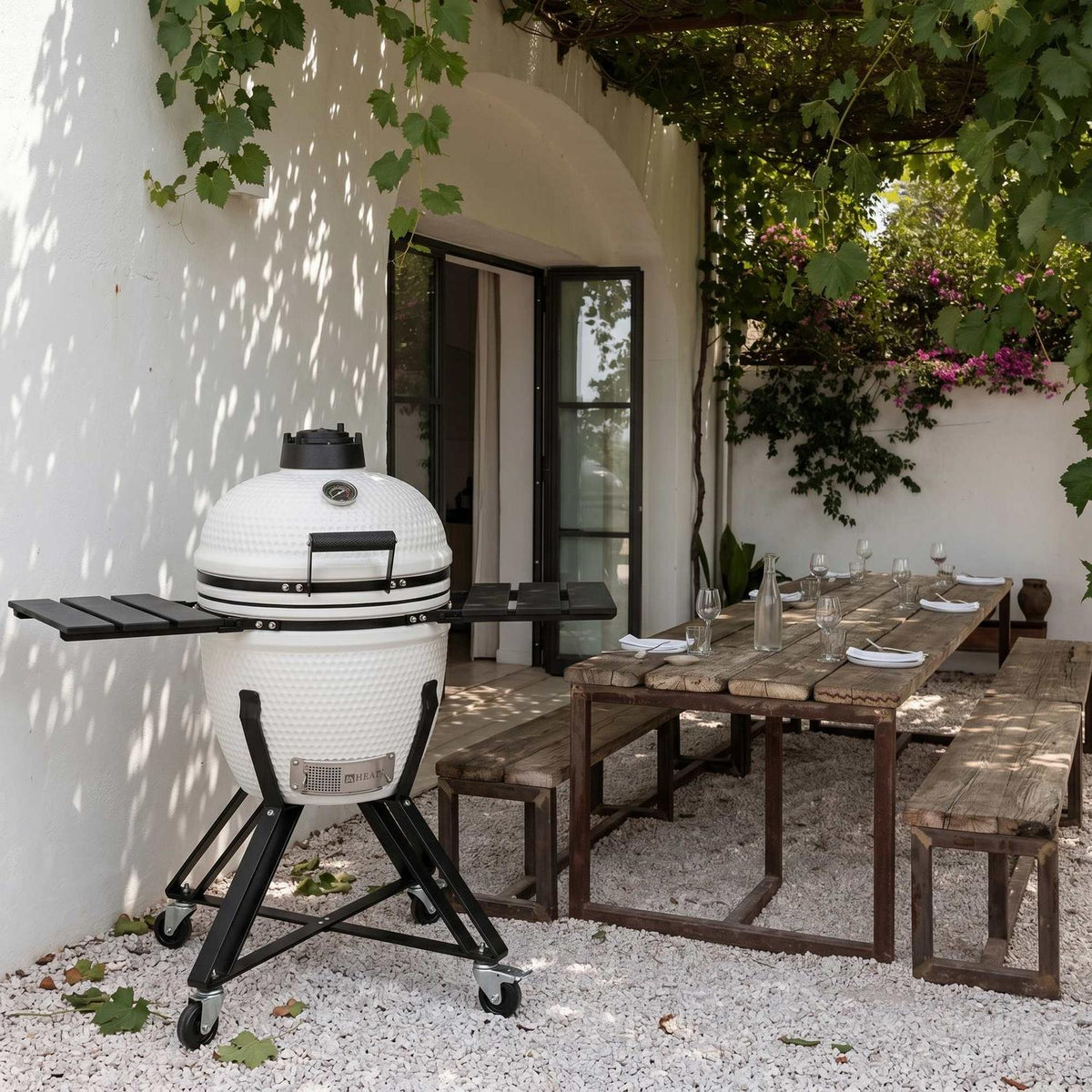 Barbecue kamado céramique 18 pouces blanc – HEAT Fyregg — en situation extérieure, vue 7