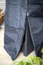 Couverture en tissu noir avec fermeture éclair.