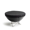 Couvercle de foyer de feu noir avec cadre et pieds en métal argenté, conçu pour la protection contre les intempéries.