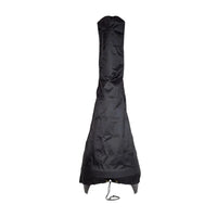 Housse en tissu noir conçue pour s’adapter sur un foyer de feu, avec une forme effilée et une fermeture à cordon de serrage en bas.