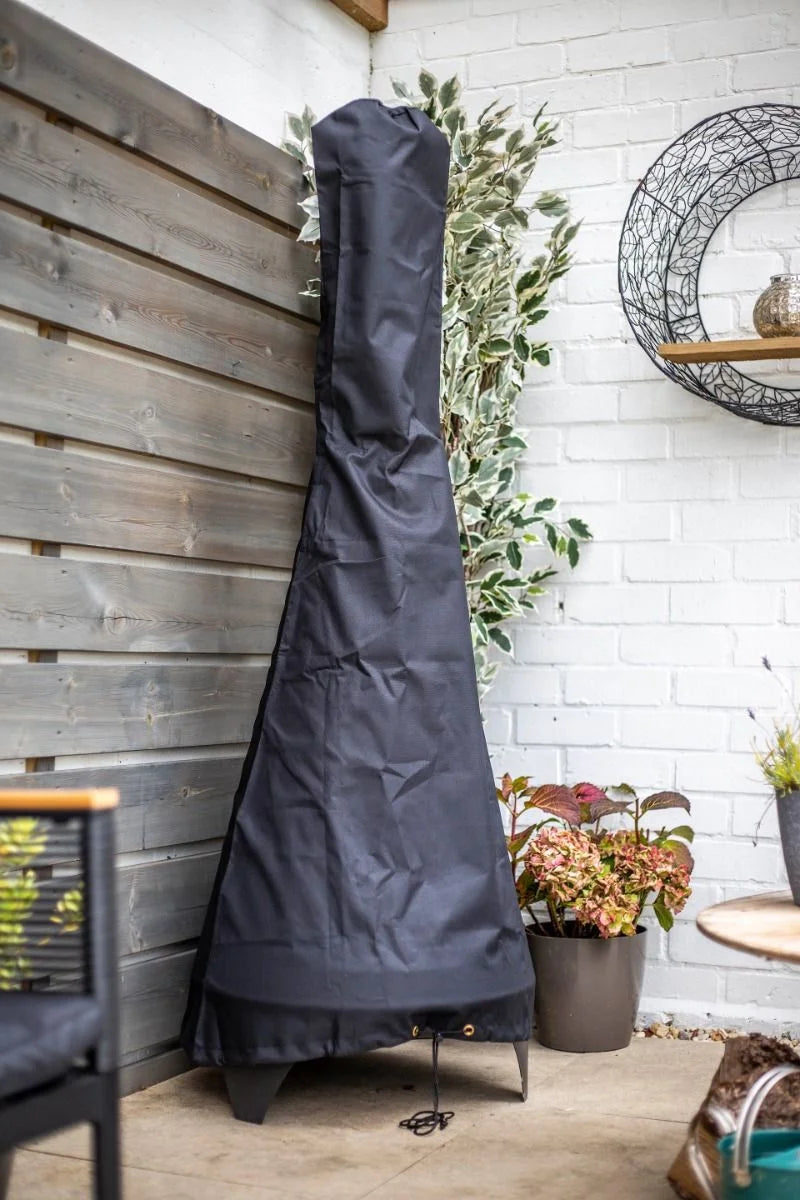 Housse en tissu gris foncé, durable, pour un foyer extérieur haut.