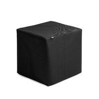 Haut-parleur en cube noir avec surface texturée et design de grille.
