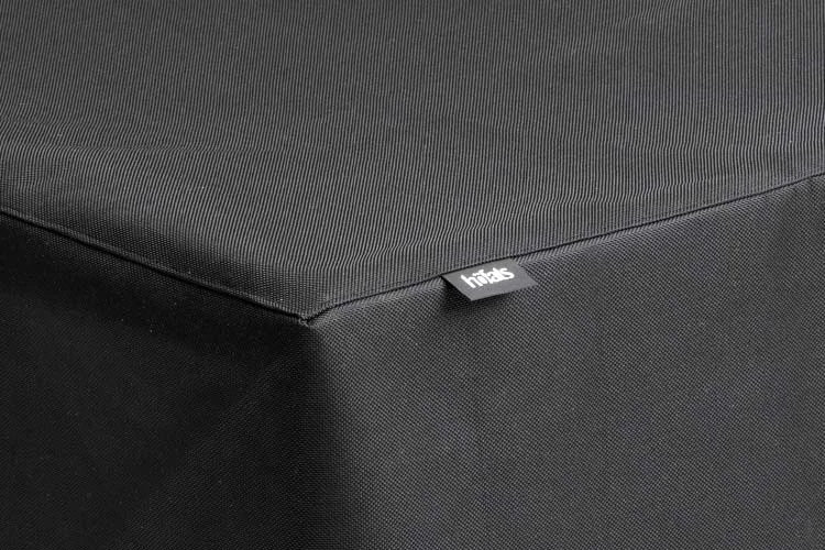Housse pour meubles de patio extérieurs noirs avec tissu texturé et logo de marque.