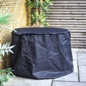 Housse de protection pour meubles de patio en tissu noir avec une texture légèrement froissée et un bord supérieur arrondi.