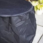 Nappe en tissu gris foncé texturé avec une surface froissée.