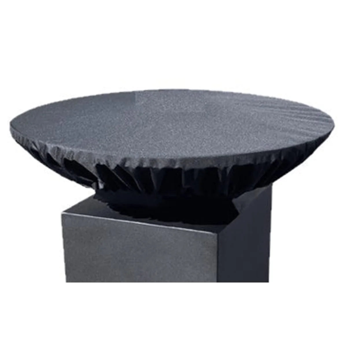 Couverture en tissu noir avec une surface texturée, légèrement brillante et des bords froncés.