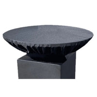 Couverture en tissu noir avec une surface texturée, légèrement brillante et des bords froncés.
