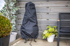 Housse en tissu noir pour un outil de jardin, ajustée de près avec une fermeture à cordon de serrage et une base renforcée.