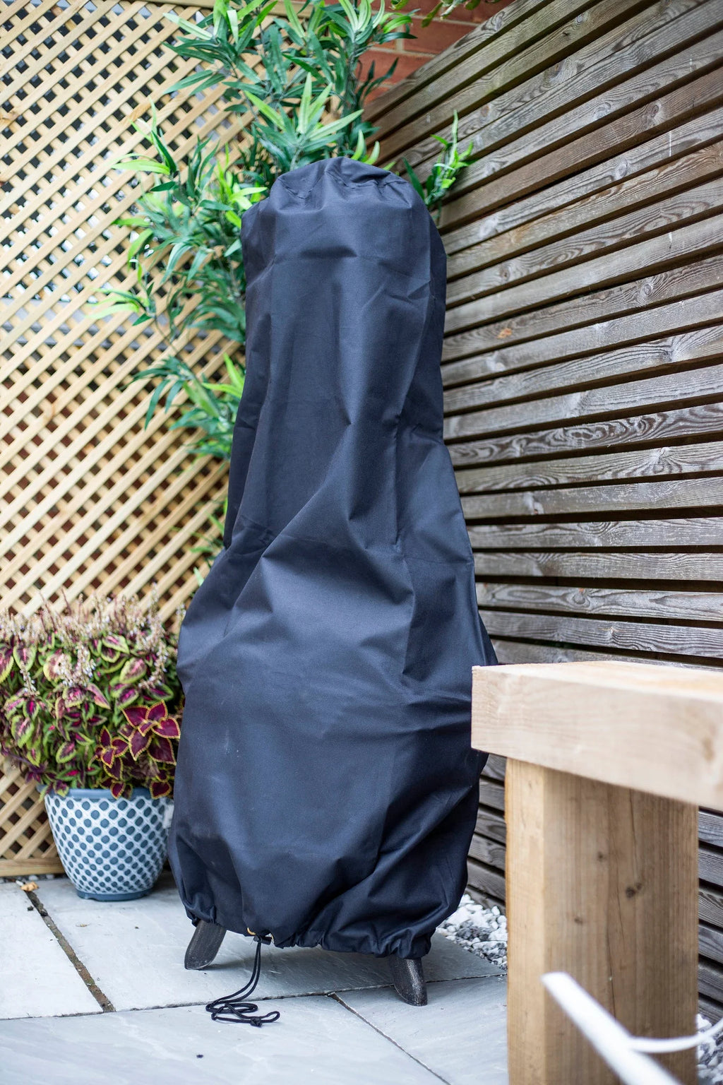 Cache-grille en tissu noir avec fermeture à cordon de serrage