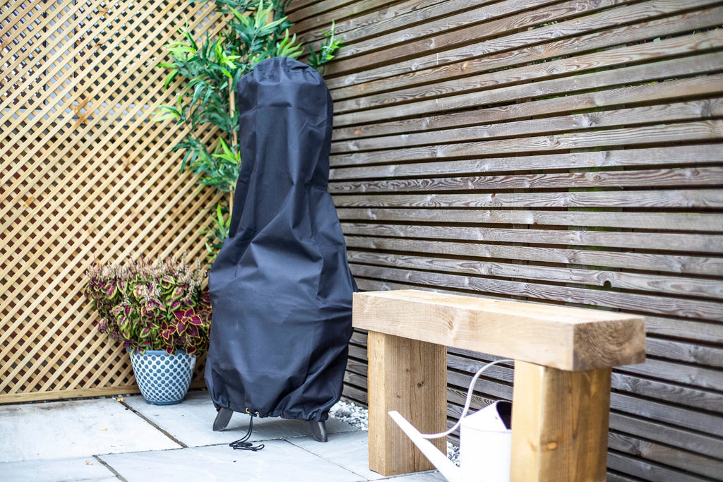 Couverture de grille en tissu noir avec une fermeture à cordon de serrage et une base renforcée, conçue pour protéger les grills d’extérieur.