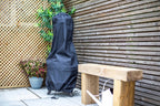 Couverture de grille en tissu noir avec une fermeture à cordon de serrage et une base renforcée, conçue pour protéger les grills d’extérieur.