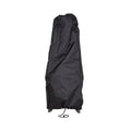 Housse imperméable noire avec fermeture à cordon de serrage.