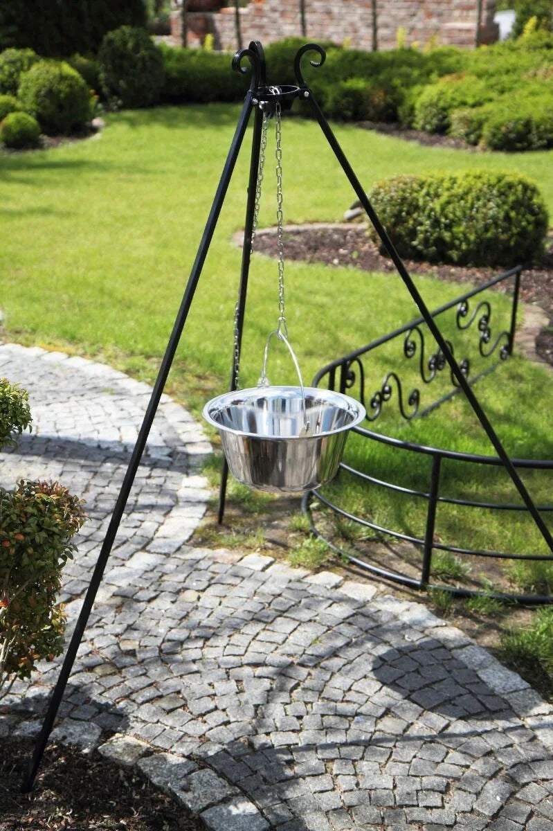 Mangeoire à oiseaux suspendue en argent avec support trépied noir et design en maillons de chaîne.