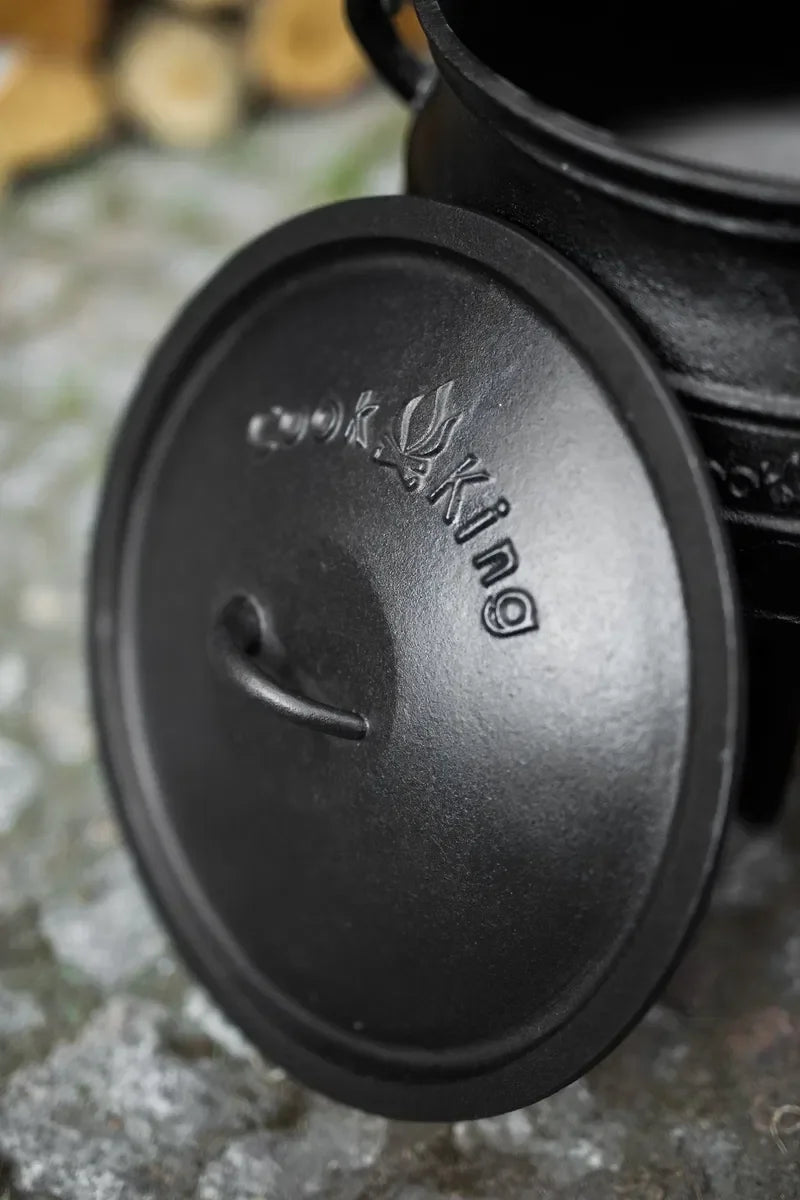 Marmite en fonte avec marque ’outkastking’ et couvercle, couleur noire.