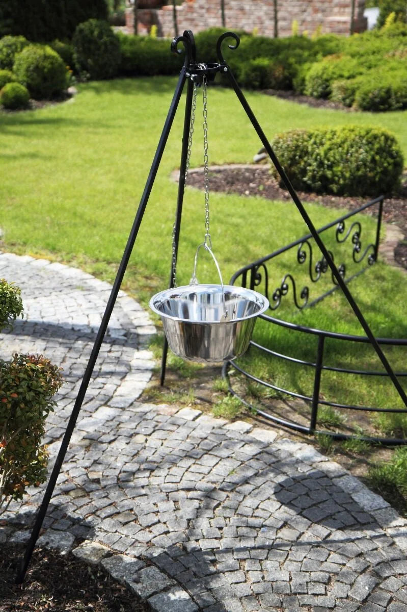 Mangeoire à oiseaux suspendue en argent avec support trépied noir et design en maillons de chaîne.